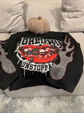 ROMWE Black Long Sleeve Sweatshirt with Red Lip Graphic and Rhinestone Flames